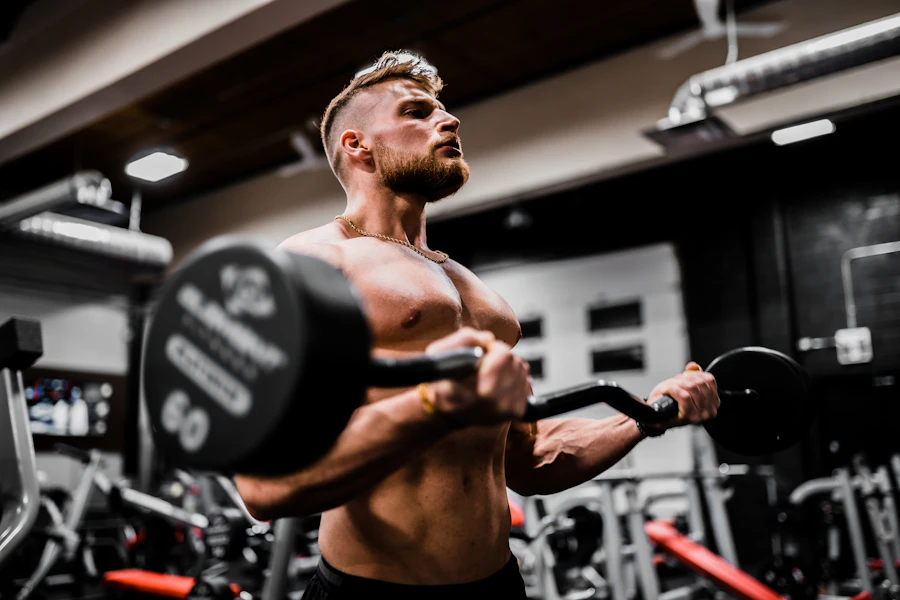 Entraînement de musculation avec haltères